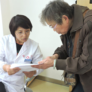 徐进为患者进行问诊了解病情