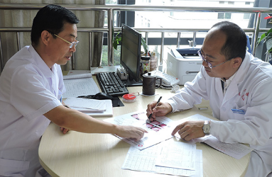 孙中武主任在于我院陈世民专家研讨病情