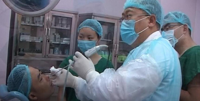 孙中武主任亲自为鼻炎患者手术